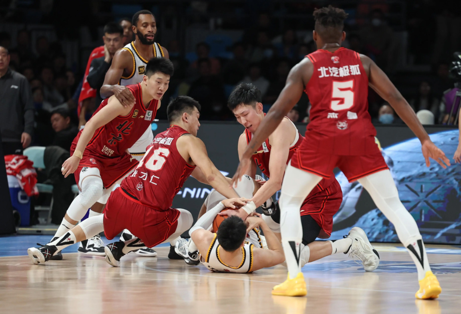 关于足球明星合练篮球，实力火爆球场的信息