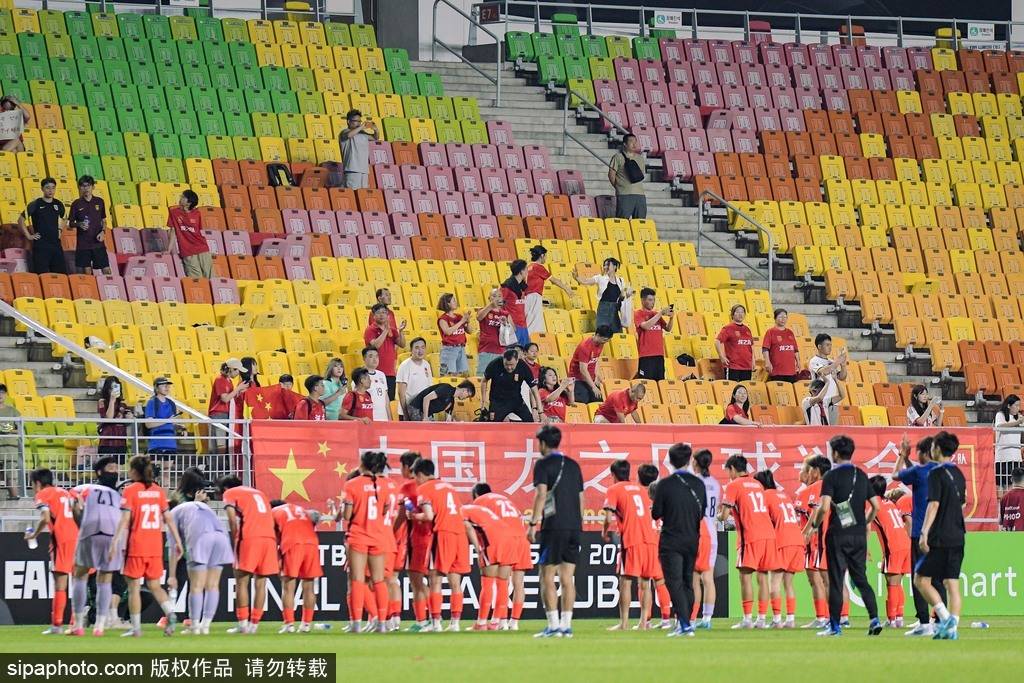 激动人心的足球比赛即将揭开序幕，球员们斗志昂扬