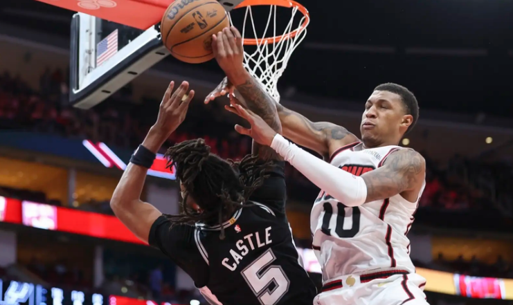 火箭大胜马刺取得三连胜