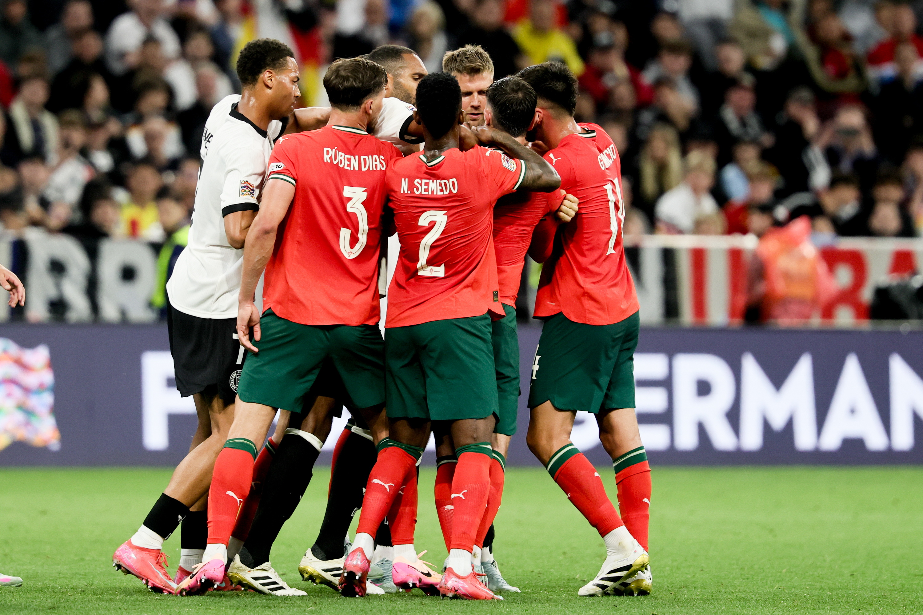 包含历经激烈角逐，欧洲国家队晋级欧冠预选赛的词条