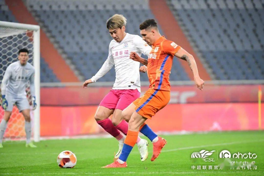 包含裁判判罚引发热议，比赛走势扑朔迷离的词条